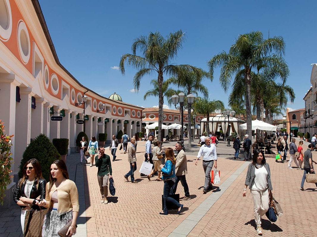 SHOPPING TOUR AT LA REGGIA OUTLET